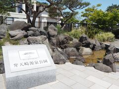 温泉、良かったわーー♪大満足。
と、言うことで、次は、総湯を出て、まず七尾駅のバス停で会ったご主人も勧めていた食事処（ごはん処一歩さん）へ予約が入れようと電話・・・でも、予約は取っていなかった。それどころか電話に出たお店の人の話によると、現在11時なのだけれど、12時オープンのために今からもう並んでいるひとがたくさんいるのだそう。驚き。（補足：Google mapによると、オープンは11時半だったようです）

近くの弁天崎公園へ。