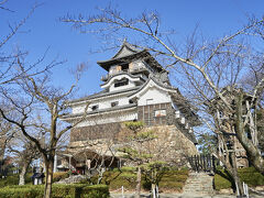 犬山市に宿泊した翌日、犬山城。

犬山城は、日本で最後まで個人が所有していたという現存天守を持つ城です。
こじんまりとしていながら、遺構がたくさん残る、よいお城です。