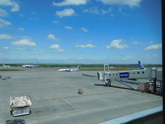 無事に新千歳空港に到着。広がる青空に、期待が高まります♪