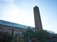 ロンドンの近現代美術館であるテート・モダン
元は発電所だったようで、中央にある塔はその名残