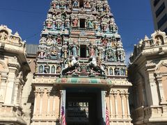 ＜スリ・マハ・マリアマン寺院＞
　関帝廟の筋向かいに「スリ・マハ・マリアマン寺院」があります。見ての通り、知ってる人ならひと目で分かるヒンドゥー教の寺院です。
　そういえば、以前に訪れたシンガポールにも、「スリ・マリアマン寺院」という似た名前のヒンドゥー教の寺院がありましたっけ。