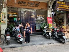 13時過ぎに宿に戻ってきたのでお昼をどうしようかとふらふらと。

宿で情報を仕入れて　コムサンピンを食べに。

Com Pho Co
https://goo.gl/maps/BMG1sx8HbmZtQ1N86
へ出かけました