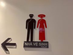 イオンモール内のトイレの案内はベトナムの衣装着ていて思わずパチリ