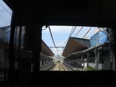 旗の台へ。

さっき大井町線で通った。大井町線の高架２面４線の近代的なホームと違って、池上線の旗の台は２面２線相対式の昔ながらの構造。昔の屋根の上の新しい木造の覆いのようなものが作られていますね。