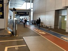 成田空港に到着。第3ターミナルへ行く方、結構多かったです。
この時間、電車にのると都内で通勤ラッシュにぶつかるので
ちょっと高いですが、リムジンバスで羽田空港へ向かいます