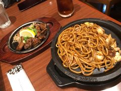 そして関空

まだ7時過ぎ

プライオリティパスでぼてぢゅうへ

3400円まで飲み食いできるのが嬉しい

焼きそばとハラミ鉄板焼き

もちろん美味しいです！