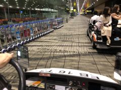 そこからカートに乗せられ、寝不足でだらだら歩く人たちを横目に疾走する！

しばら～く走ってカウンターの前で降ろされ、新しいチケットを発券

ただまだターミナル3、どんだけでかい空港やねん！

