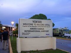 家を出発して約37時間。
最終目的地のマジュロ空港へ到着しました。