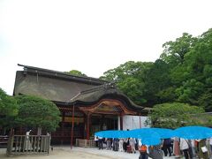 菅原道真のお墓の上にあると伝えられる本殿。
右側の木が「飛梅」です。
たくさんの参拝客がおられました！