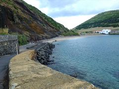 ファイアル島のポルト・ピム湾。

カフェ・ポルト・ピムから続くポルト・ピム湾沿いには、これまたプライア・ド・ポルト・ピムと言う名の砂浜が。
夏が過ぎた10月初めには海藻がたくさん打ち寄せられていて、間近から見た様子はあまりきれいとは言えませんでしたが、水族館や博物館を訪れる観光客が通る道筋になっていたり、朝夕には散策やジョギングに来る地元の人もいる浜辺。
夏には打って変わって賑やかなビーチになるのかも。

この画像だと右奥に見えるモンテ・ダ・ギアという火山丘には展望台がいくつもあって周辺の眺めよし。
昨日行ったモロ・デ・カステロ・ブランコ、ポンタ・ドス・カペリニョス、カルデイラと並んで、ファイアル島を代表する風景が楽しめる場所になっていると思います。
先にポルト・ピム湾沿いにちょっと歩いてから、モンテ・ダ・ギアにも行ってみます。