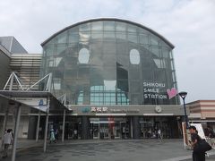 かわいい高松駅駅舎。うどん県、さぬきうどん駅なる異名を持ちます。

ここのみどりの窓口で年齢確認の免許証を提示して「若者限定四国フリーきっぷ」を購入。
きっぷにボールペンで記名してもらいます。