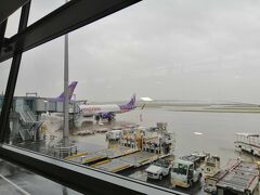 関西空港から香港エクスプレスで香港へ向かいます。
香港エクスプレスは関西空港を10時ごろ発、香港空港を15時ごろ発でどちらも始発終電の影響を受けない絶妙な時間設定です。

