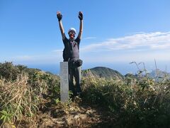 三原山登頂成功。

バンザーイ
バンザーイ
バンザーイ！

達成感に包まれる筆者。