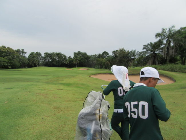 時折、小雨....プレーは続行。<br />グリップ拭いたり、傘さしたりと晴天時とは、余計な手間がかりました。<br />