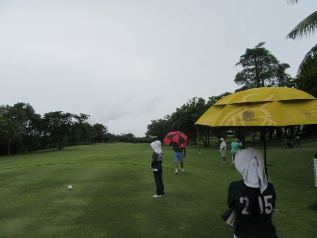 【Pattavia Century Golf Club】雨やみ待ち2時間。<br />バンカーボーイ<br />グリーン費500、キャディ350、競技費220,<br />歩きプレー、交通費250、<br />出発時のパタヤは曇空。<br />高速走ってるうちに、土砂降り。<br />パタビヤ到着時は雨....結局２時間の雨宿り。