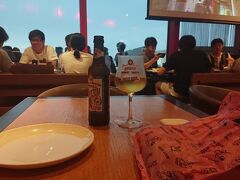 成り行きで訪れたピーク。トイレと雨宿りのために、よく選ばず近くの店に入りました。１人なので優先して着席できました。
で、フルーツビール69元。