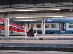 その後はホテルに戻り荷物を引き上げ、空港行きのバスを待つだけでした。
バスの待ち時間の間に、たくさん写真を撮ったフレッチャロッサがメストレ駅に到着してました。
最後にもう一枚パチリ。