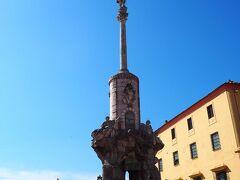 聖ラファエル勝利の像。逆光です。聖ラファエルはコルドバの守護聖人で、この像はペスト流行の終焉を記念したものだそうです。