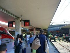 フィレンツェ サンタ マリア ノヴェッラ駅
サレルノ 08:41 → 12:22 フィレンツェ
2年振り5回目のフィレンツェ。下りる客が多く、人気の街です。

左の列車は、乗ってきたフレッチャロッサです。
