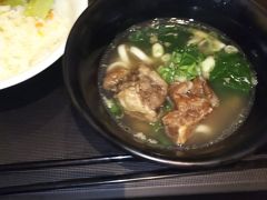 帰りの空港ラウンジで休憩
ワインと牛肉麺
あとで台湾ビールもいただきました。