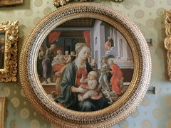 フィリッポ・リッピ
聖母子と聖アンナの生涯

フィリッポ・リッピはボッティチェリの師匠。

