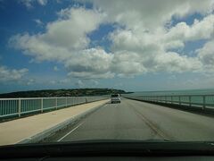 さて、昨日に引き続き今日の午前中はシュノーケリングです。

奥武島⇒屋我地島⇒古宇利島　と橋で渡っていきます。

目的地は古宇利島の有名なハートロックの隣にあるトケイ浜です。