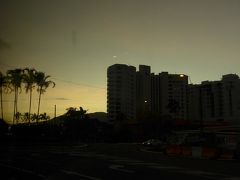 ＜頭に霧がかかったままケアンズに到着 ＞
　エコノミー最前列&中央の座席だったため、トイレに行く人が頻繁に前を通り、さらにエアコンの冷たい風の直撃で、熟睡できず。ウトウトしたまま、午前５時過ぎにケアンズに到着。
　きれいな朝焼けと対照的に、頭の中は霧がかかったまま。
　ホテルのロビーで、少し仮眠を取る。
　