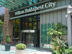 ●ヒルトン ブダペスト シティ＠ブダペスト西駅界隈

とにかく、中に入りたい…！
予想外の展開に、先が思いやられる…。
日本よりも暑いなんて…。