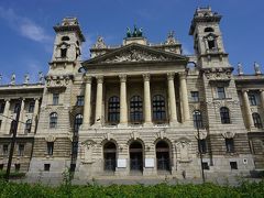 ●民族博物館＠国会議事堂界隈

国会議事堂の前には、民族博物館。
ハンガリーの家具や陶器、民芸品など…。
入りませんでしたが、興味がある方は是非。
