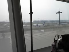 あいにくの雨の羽田空港です。