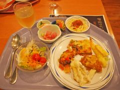 楽しかったワイナリー見学＆試飲も終わって、お部屋に戻ってきました。
お風呂に入って、それから夕飯です～～！！
ビュッフェになってまして、ワイン飲み放題～～！！ヽ(･∀･)ﾉ
食べよりも飲みに走りました～～♪