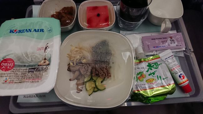 機内食<br />昔はソウル便でも食べれたビビンバを選択