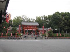 2015/11/23（祝）　ＡＭ9：56　東大路四条祇園交差点　京都で一番都会にある大きなな神社です。高校時代はよく祇園会館（現在吉本祇園花月）に３本立映画を見に行きました。
