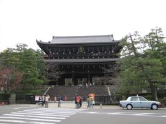 2015/11/23（祝）　ＡＭ10：11　　知恩院　　開門ＡＭ５時～ＰＭ４時まで
https://www.chion-in.or.jp/guide/　（知恩院公式ＨＰ）

拝観料
友禅園・・３００円　
方丈園・・４００円
共通券・・５００円
この日は境内は入ったか有料施設には拝観していません。と言うか前調べしてなかったので広い境内どこが有料施設なのか価値のある場所なのか分からなかったので拝観しなかった。
