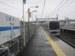 今度は各駅停車でお隣の厚木まで行って小田急線を降りる
雨が降ってるのに､ホームの屋根が短いぞぉ～!!
