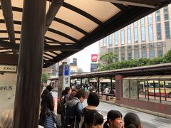 横浜駅からバスで三ツ沢に向かいます。