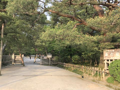 美味しいケーキとお茶で、深夜バスと動物園の疲れをリセット。宿に戻りましょう。

ほぼ閉園時間の兼六園を通過し…