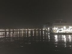 ホテルに行く前、唐戸市場の近くまで行き、夜の関門海峡を眺めてみる
一応、門司港を見ることが出来た
