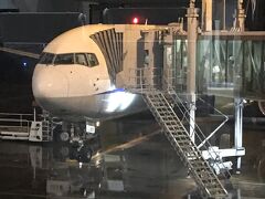 宇部空港到着、外は...雨
この飛行機は今日はここでステイ。明日の朝1便で東京に戻ります