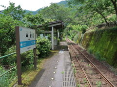 高台にある何もない(屋根はあるか)駅です

通る列車は1日6往復
前の列車はさっき行ったばかりで、あと2時間ほどこの光景が続くと思われます