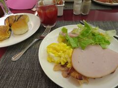 8:20、ホテル1階で朝食。イタリアの朝食と言えば甘いパン。ここの朝食も、並んでるパンのほとんどが甘いやつだ。チーズにサラミ、ハム、サラダ、フルーツなど種類が豊富なのがありがたい。