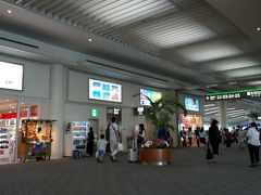 今回は行きがJALで那覇まで、更に乗り継ぎで石垣まで行く乗り継ぎタイプです。
14:35関空発のJTA005に乗り込み、16:40那覇着です。
しばしの待ち時間後、17:30那覇発で18:30石垣着なので、待ち時間は少ないのがありがたいです。
今日が仕事でなけりゃ4時間も掛けずに着いたんですが仕方がない。