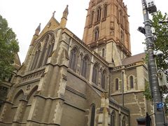 「セントポールズ大聖堂」
フリンダース駅のすぐ近くにある
1891年建造の英国国教会派の大聖堂。