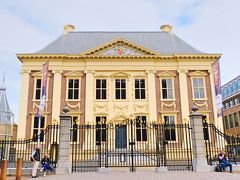 この王立マウリッツハイス美術館は、オランダ領ブラジルの総督をつとめたナッサウ伯ヨーハン・マウリッツの私邸を譲り受け、1822年に開館したのだそうです。

この美術館はオランダ黄金時代の絵画の殿堂として世界的に知られ、17世紀オランダ・フランドル絵画の珠玉の名品が多数所蔵されているのだとか・・・。