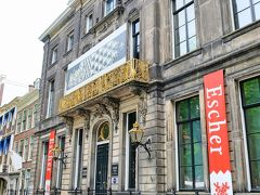 並木道を歩いて数分、『エッシャー美術館』に着きました。
この建物は、以前オランダのエマ王妃の冬の宮殿だったところだそうです。ハーグの公共の建物で元の王宮の雰囲気が残っている宮殿はここだけだとか。
