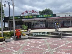 国見SAはレストランとお土産などの売店が離れています