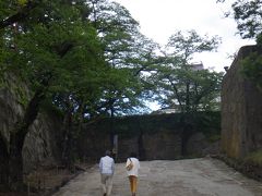 鶴ヶ城の石垣をぬけて本丸へ