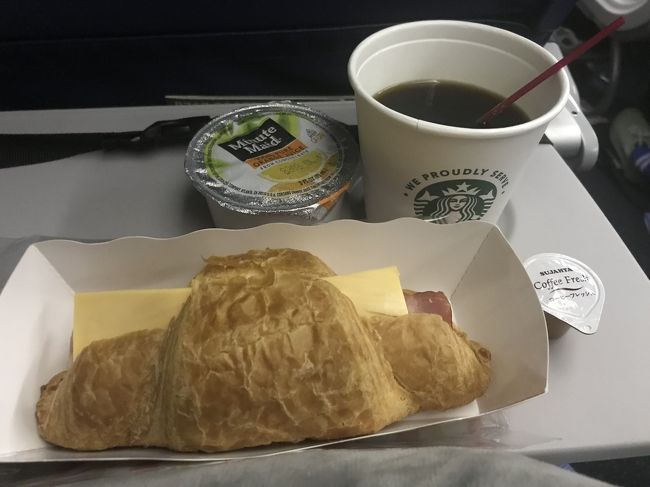 着陸前に 朝食がでました。<br />デルタは スタバのコーヒーが出るので<br />朝なので いただきました。<br />普通に美味しかったです。<br />