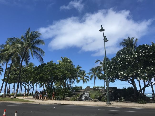 ダニエルイノウエ空港に到着しました。<br />入国審査を終えて 荷物を ピックアップし<br />申告書を 渡して 「さて？団体出口はどっち？」<br />係の人に 「ダンタイ？」と聞くと<br />数秒後「No Noダンタイthat way」と教えてくれました。<br />ひとりなので 間違う前に訊く事にしました。<br />バスに揺られ （送迎付き）<br />マリオットで 簡単な説明を受けて<br />やっと解放されました( ´∀｀)ヒャッホー<br /><br />