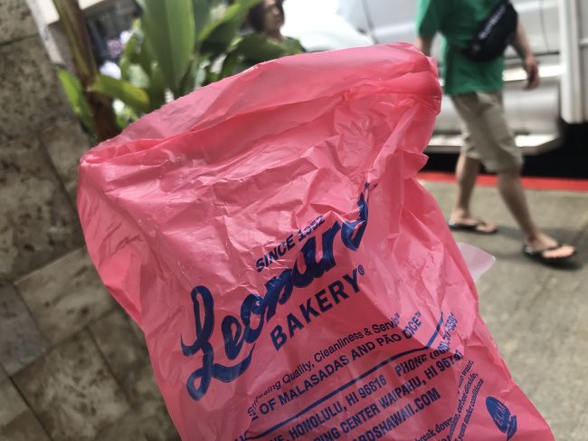 ずぶ濡れの中やっと手に入れたレナーズは<br />揚げたてだけあって 美味しかったー。<br />夢中で食べてると 外国人の女性に<br />「あなたバスチケット落としてるわよ。<br />ワイキキまで歩いて帰らなくちゃダメになるわよ」と 教えてもらい助かりました。<br />このご夫婦もはよ帰りたいみたいで バス停前に待機してました。<br />帰りも早めに並んだ方が良さそうです。<br />なんだか不毛の時間を過ごしましたが、<br />やっとチェッインできそうです。<br />私はワイケレはもう来ないと思う。<br />てか大雨で ugg とか バーニーズとか行くの忘れた。<br />